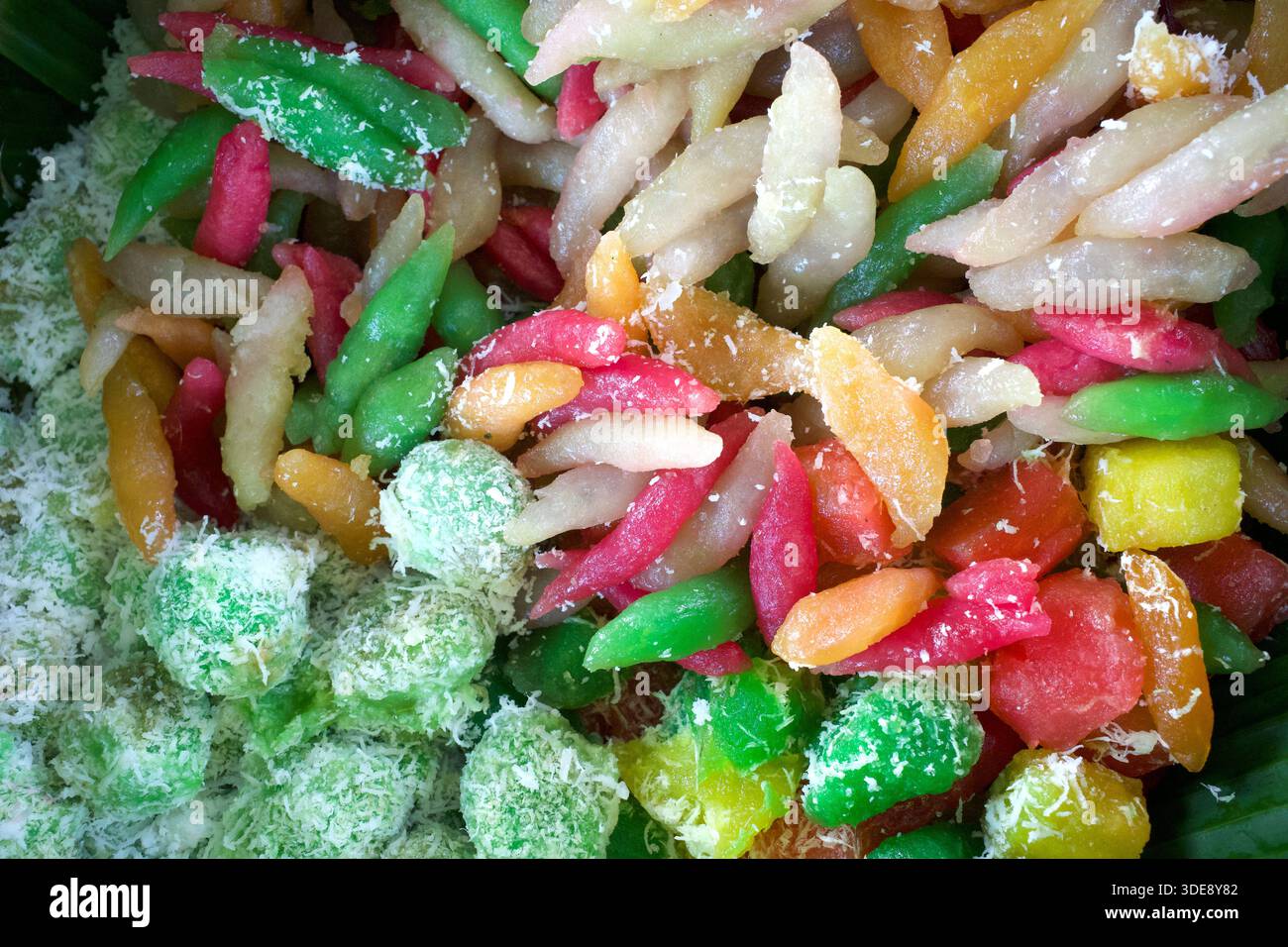 Klepon coloré, cenil, rouge, vert, klepon blanc, gethuk, collations traditionnelles indonésiennes appelées jajanan pasar. Banque D'Images