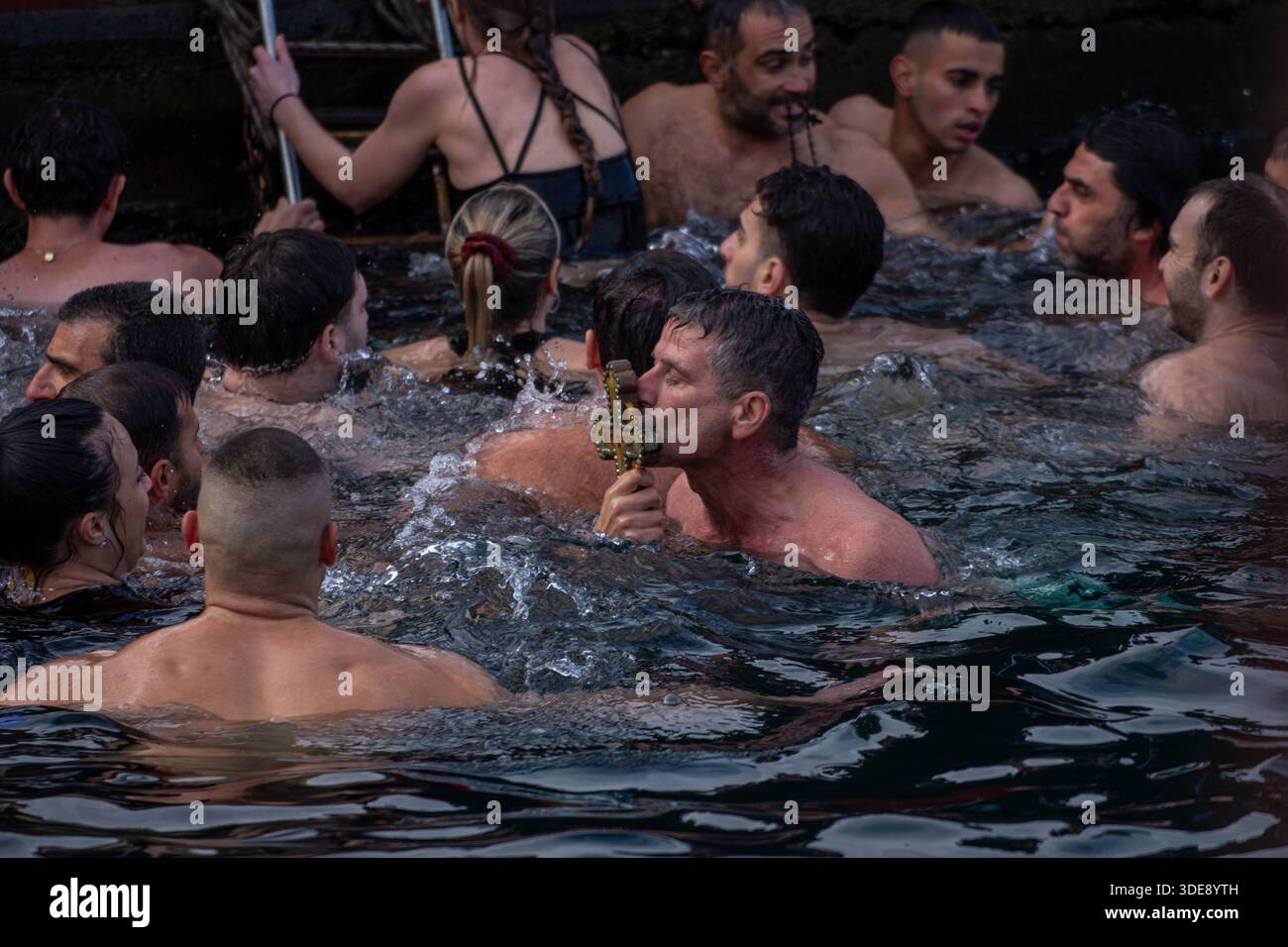 Istanbul, Istanbul, Turquie. 6 janvier 2026. La cérémonie traditionnelle de lancement de croix a eu lieu au Patriarcat œcuménique de Fener, situé dans le quartier Balat d'Istanbul. La cérémonie, qui symbolise le baptême de Jésus-Christ dans le Jourdain selon la croyance chrétienne orthodoxe, comprenait des prières et la bénédiction des eaux en jetant une croix dans l’eau sainte. Le patriarche œcuménique Bartholomée a assisté à la cérémonie. Des membres du clergé et des fidèles ont également pris part, offrant des prières pour la paix, la santé et le bien-être. La cérémonie s'est terminée après des hymnes et des bénédictions. (Crédit Imag Banque D'Images