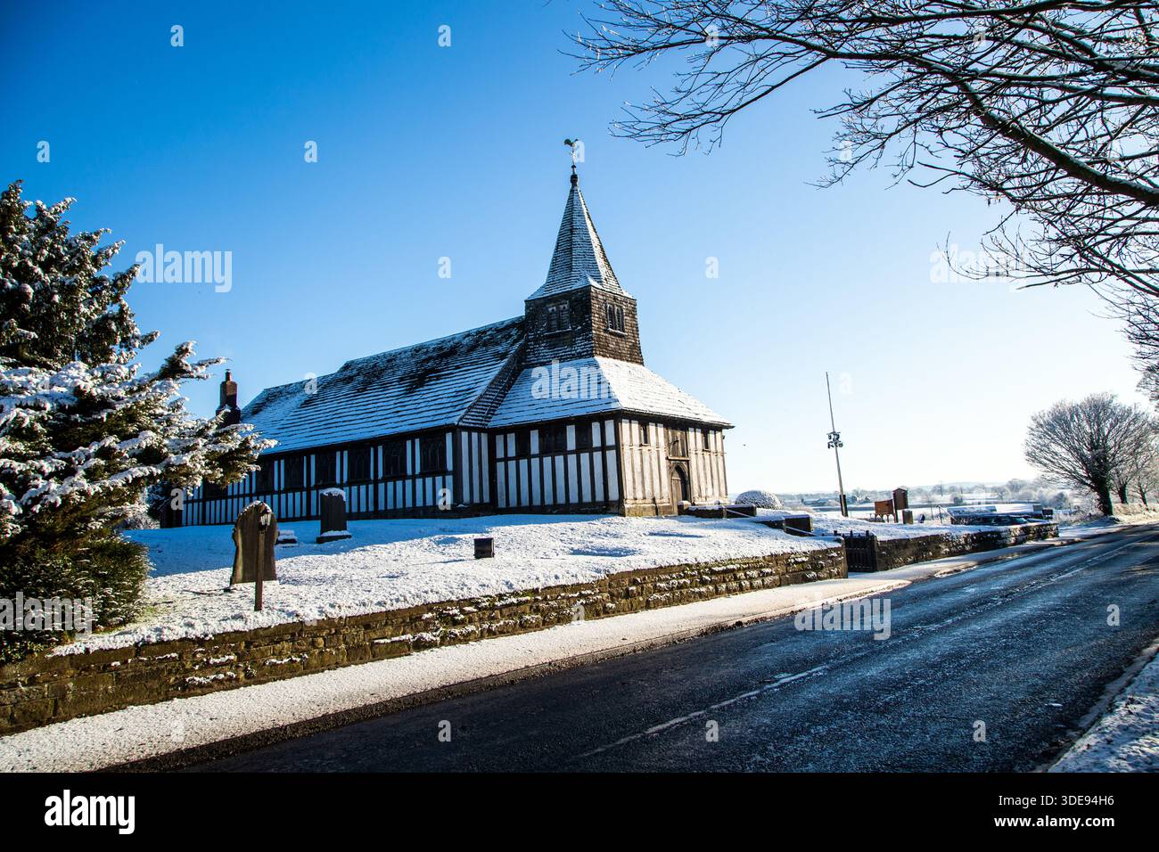 L'église paroissiale de St James et St Paul recouverte de neige dans le village de Marton près de Congleton Cheshire Angleterre Banque D'Images