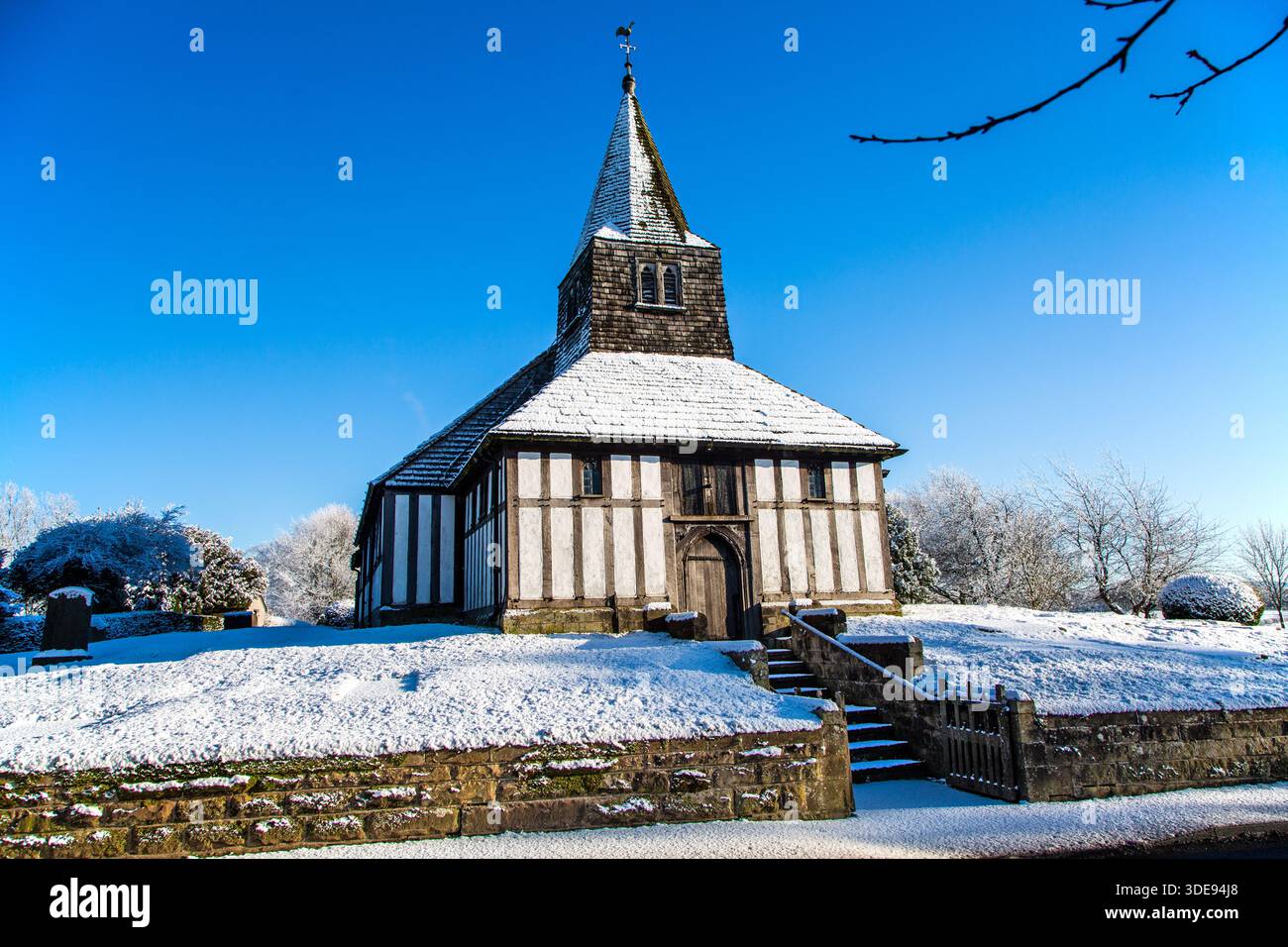 L'église paroissiale de St James et St Paul recouverte de neige dans le village de Marton près de Congleton Cheshire Angleterre Banque D'Images