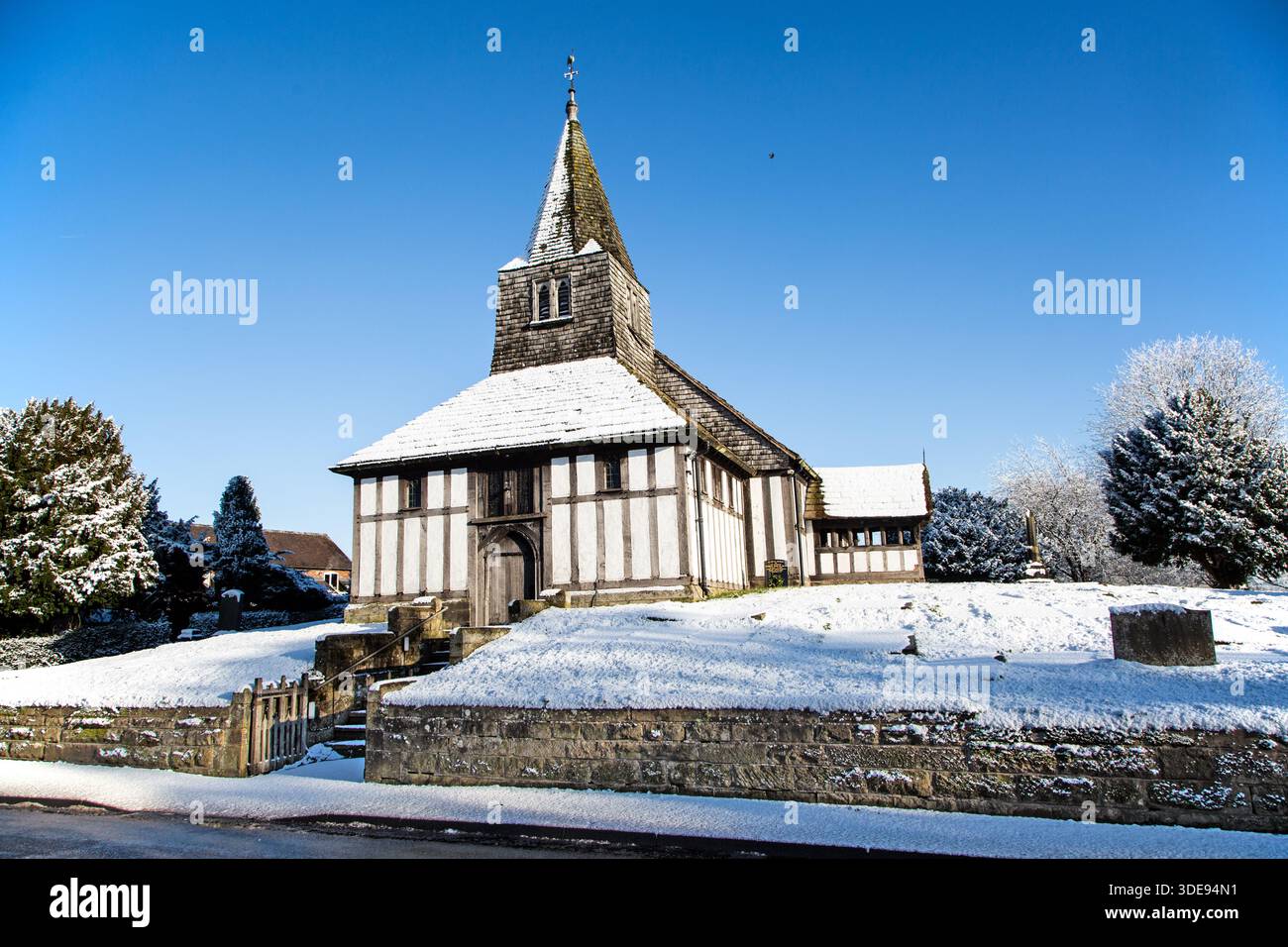 L'église paroissiale de St James et St Paul recouverte de neige dans le village de Marton près de Congleton Cheshire Angleterre Banque D'Images
