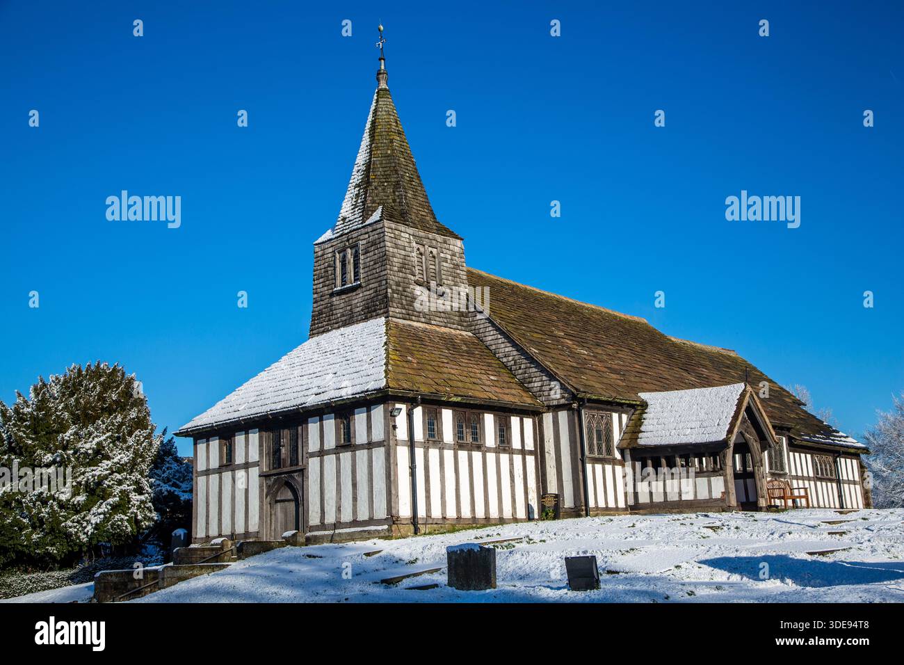 L'église paroissiale de St James et St Paul recouverte de neige dans le village de Marton près de Congleton Cheshire Angleterre Banque D'Images