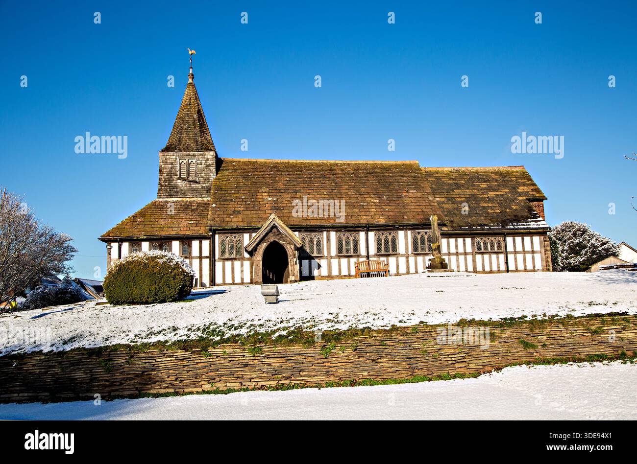 L'église paroissiale de St James et St Paul recouverte de neige dans le village de Marton près de Congleton Cheshire Angleterre Banque D'Images