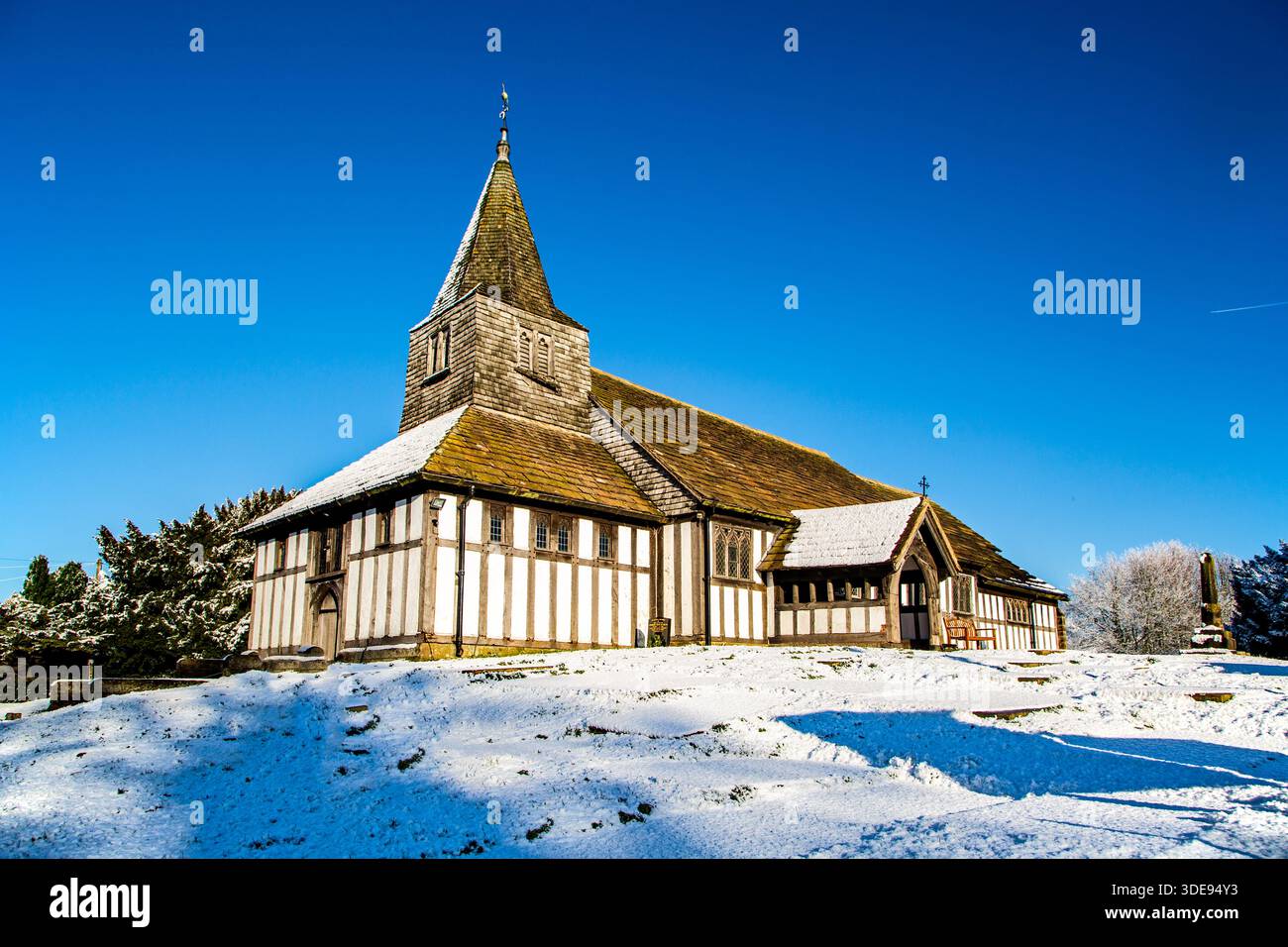 L'église paroissiale de St James et St Paul recouverte de neige dans le village de Marton près de Congleton Cheshire Angleterre Banque D'Images