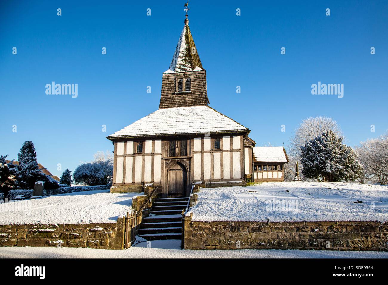 L'église paroissiale de St James et St Paul recouverte de neige dans le village de Marton près de Congleton Cheshire Angleterre Banque D'Images