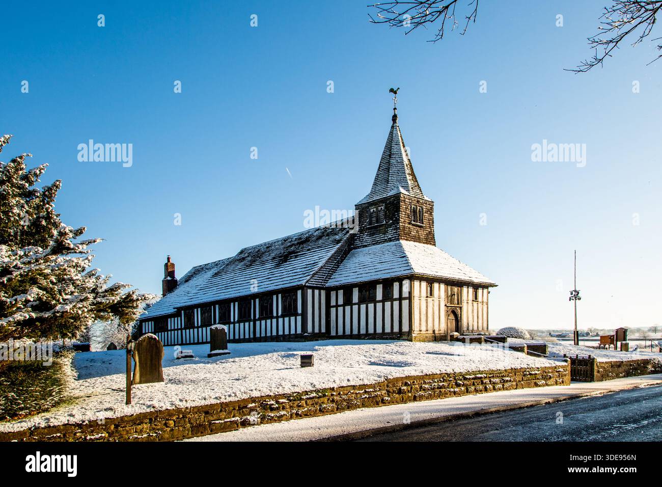 L'église paroissiale de St James et St Paul recouverte de neige dans le village de Marton près de Congleton Cheshire Angleterre Banque D'Images