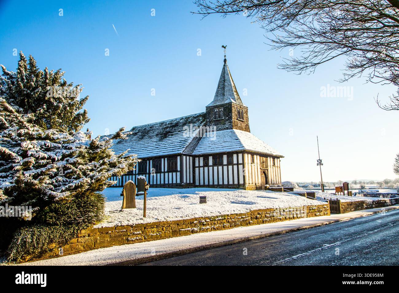 L'église paroissiale de St James et St Paul recouverte de neige dans le village de Marton près de Congleton Cheshire Angleterre Banque D'Images