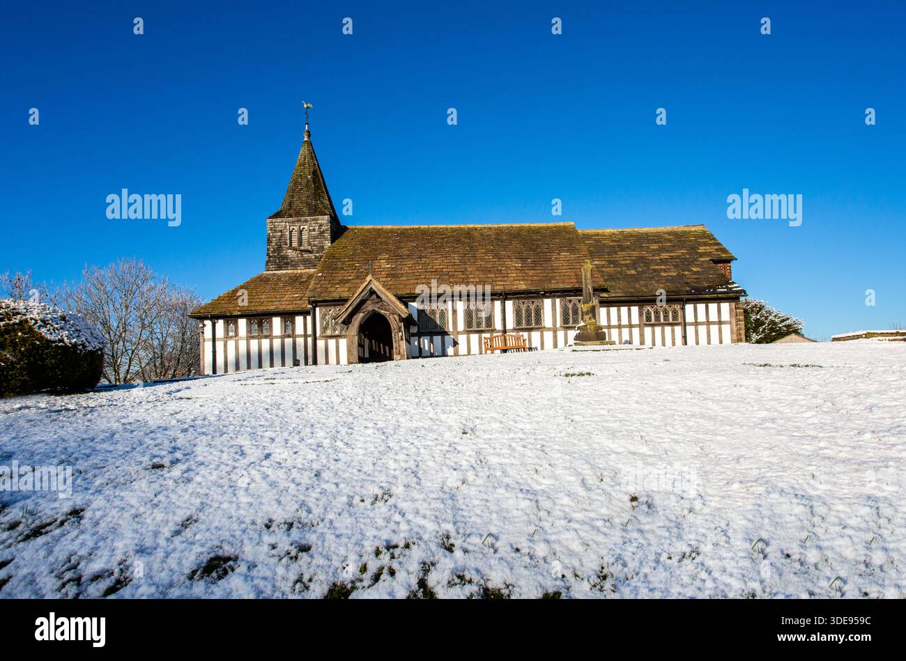 L'église paroissiale de St James et St Paul recouverte de neige dans le village de Marton près de Congleton Cheshire Angleterre Banque D'Images