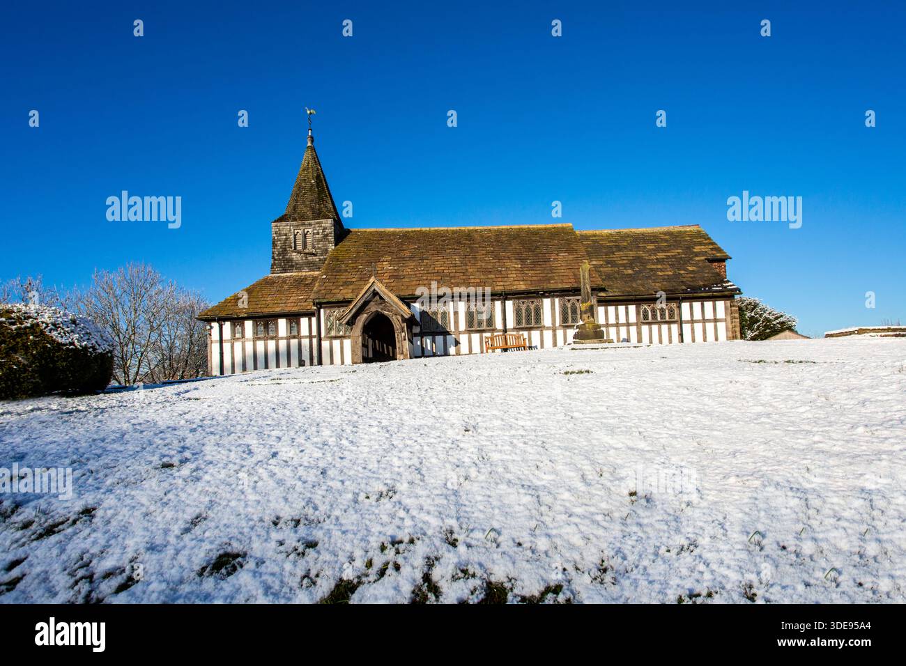 L'église paroissiale de St James et St Paul recouverte de neige dans le village de Marton près de Congleton Cheshire Angleterre Banque D'Images