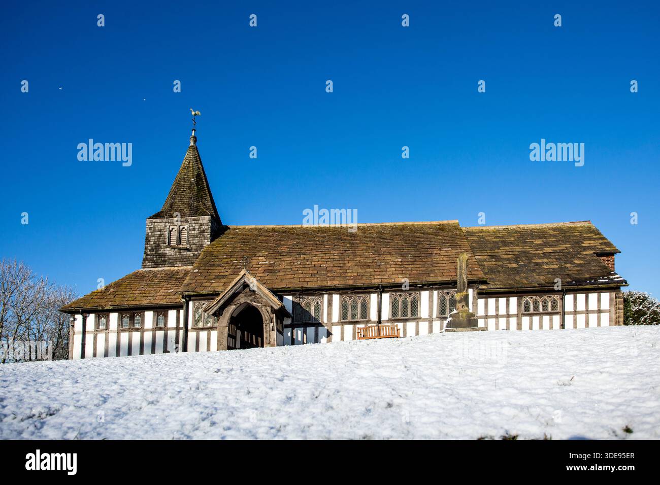 L'église paroissiale de St James et St Paul recouverte de neige dans le village de Marton près de Congleton Cheshire Angleterre Banque D'Images