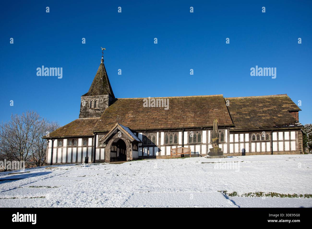 L'église paroissiale de St James et St Paul recouverte de neige dans le village de Marton près de Congleton Cheshire Angleterre Banque D'Images