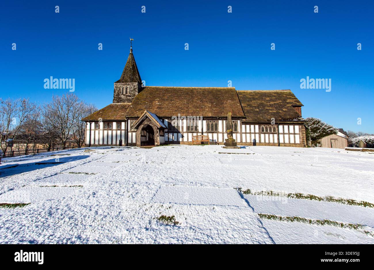 L'église paroissiale de St James et St Paul recouverte de neige dans le village de Marton près de Congleton Cheshire Angleterre Banque D'Images