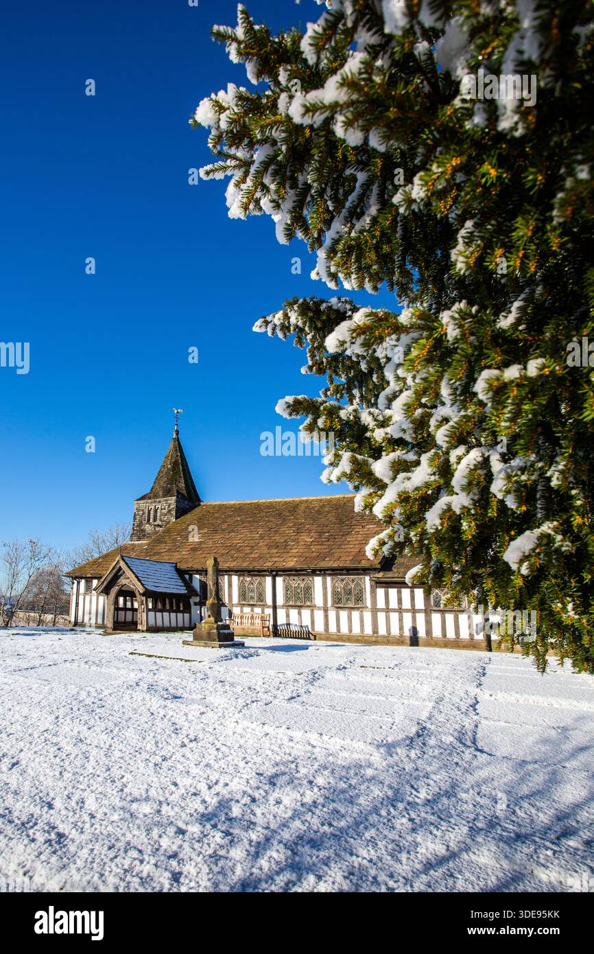 L'église paroissiale de St James et St Paul recouverte de neige dans le village de Marton près de Congleton Cheshire Angleterre Banque D'Images