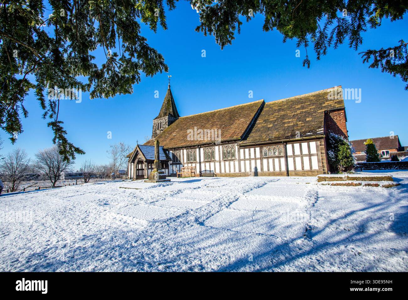L'église paroissiale de St James et St Paul recouverte de neige dans le village de Marton près de Congleton Cheshire Angleterre Banque D'Images