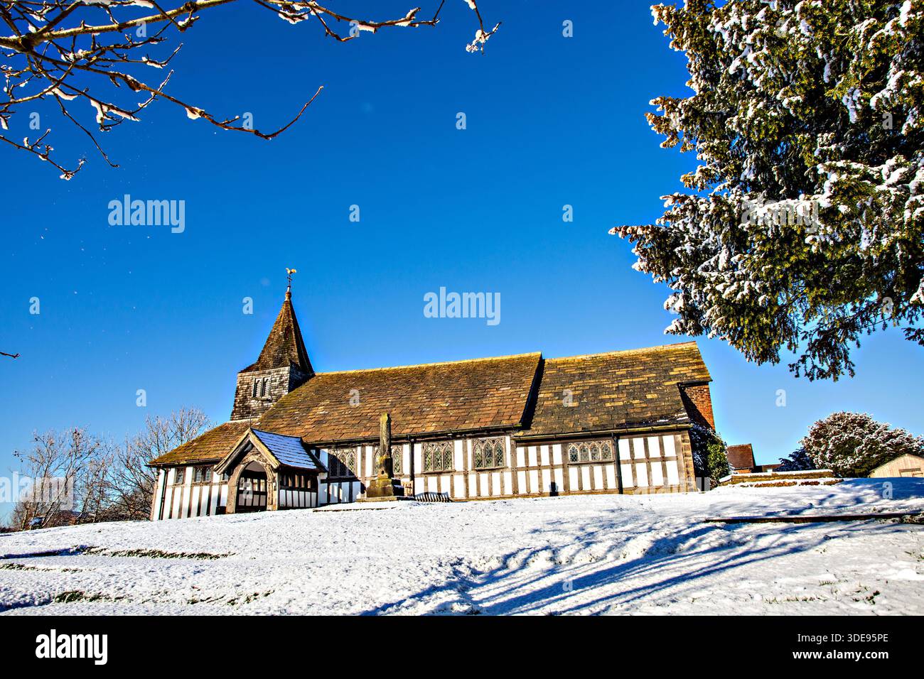 L'église paroissiale de St James et St Paul recouverte de neige dans le village de Marton près de Congleton Cheshire Angleterre Banque D'Images