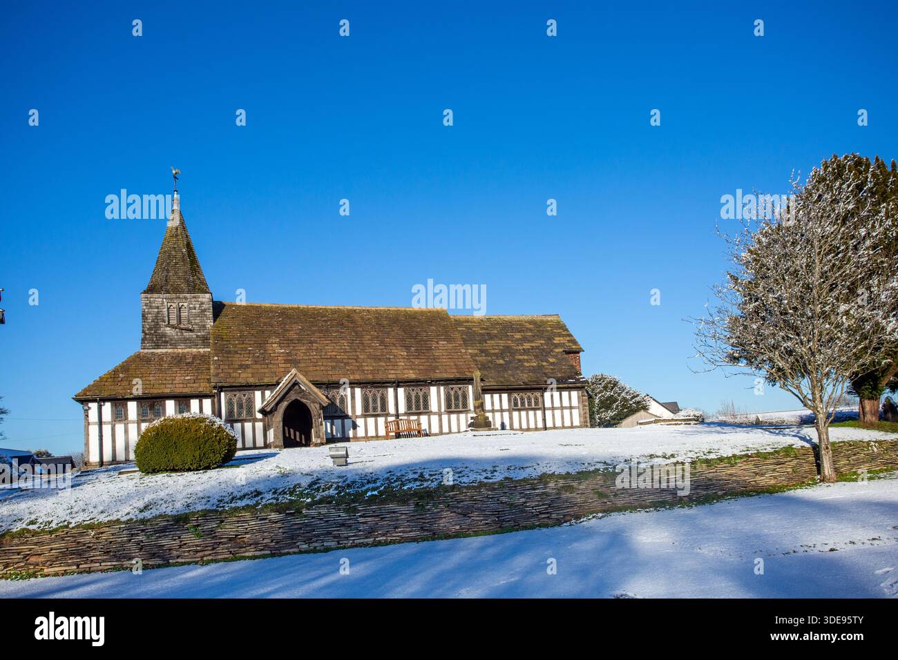 L'église paroissiale de St James et St Paul recouverte de neige dans le village de Marton près de Congleton Cheshire Angleterre Banque D'Images