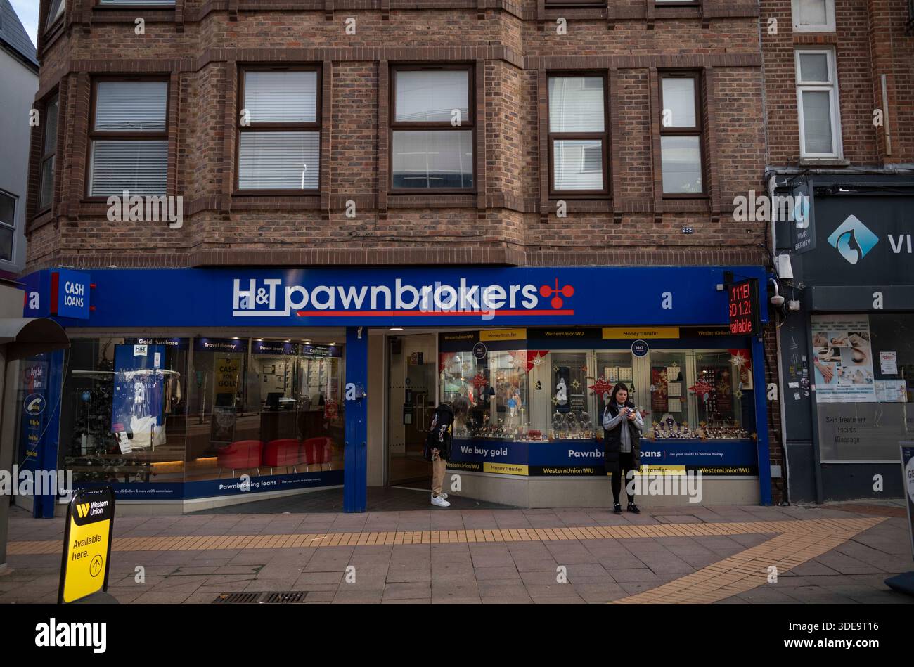 Sutton local Landmark, un défilé victorien qui est démoli pour faire place à de nouvelles boutiques et maisons. H&T prêteur sur gage situé sur la rue principale Banque D'Images