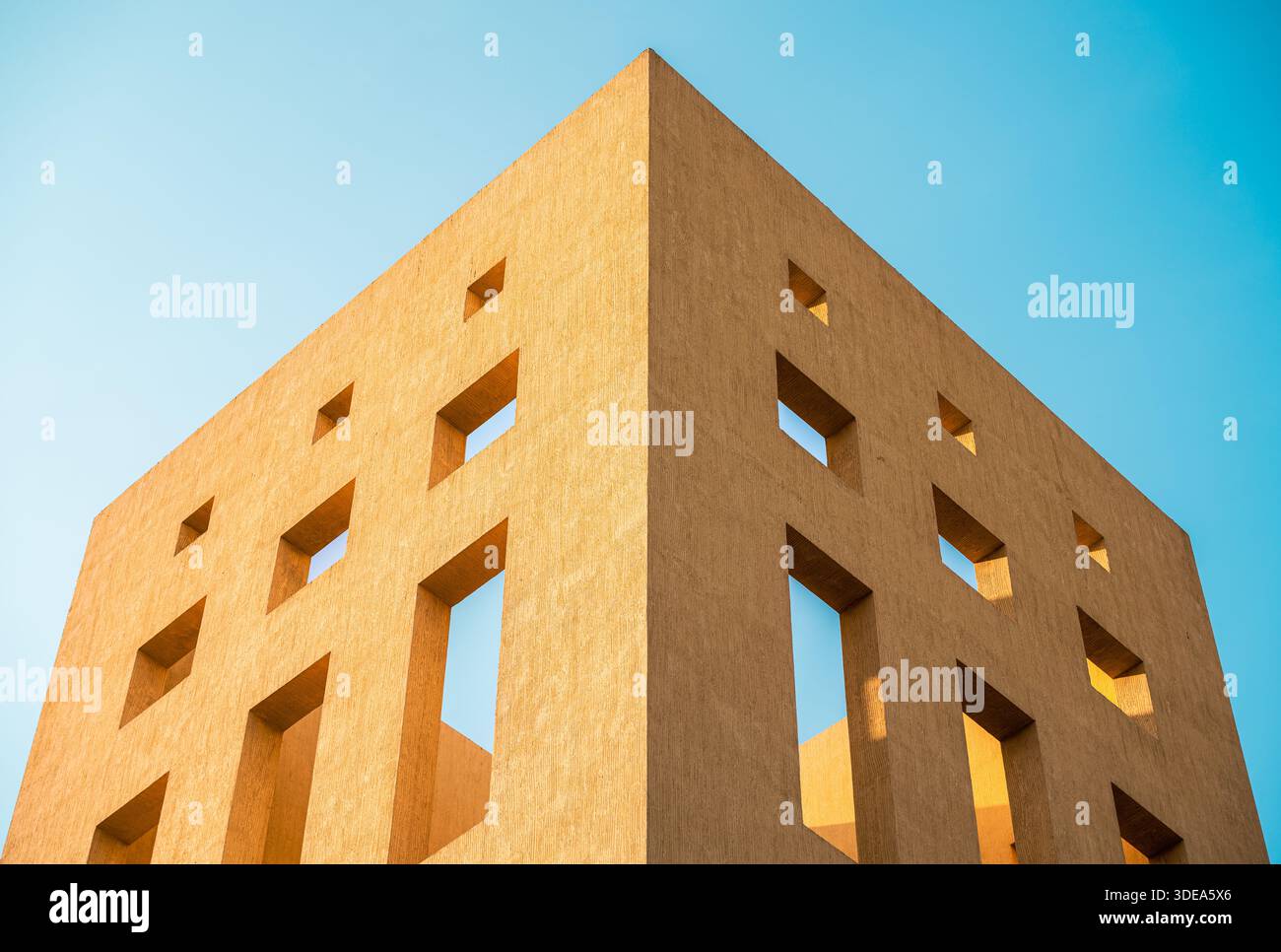 Vue extérieure abstraite du Musée national de Riyad, en Arabie Saoudite, avec des formes architecturales minimalistes et un espace négatif Banque D'Images