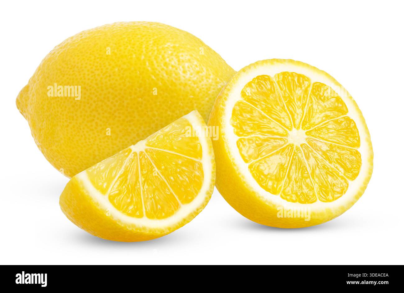 Citron mûr, moitié de fruit citron et coupé en tranche isolé avec chemin de coupe. Banque D'Images