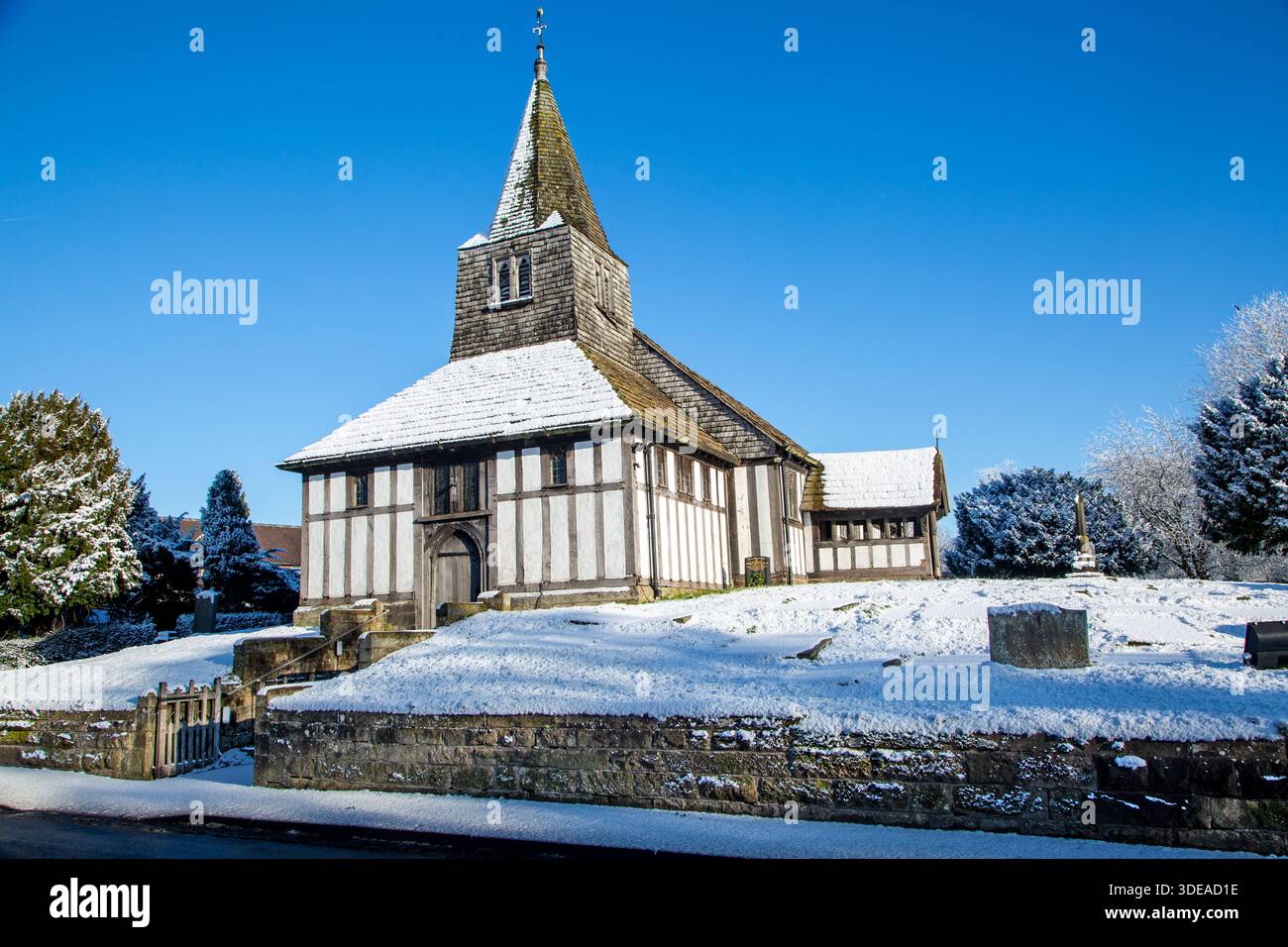L'église paroissiale de St James et St Paul recouverte de neige dans le village de Marton près de Congleton Cheshire Angleterre Banque D'Images
