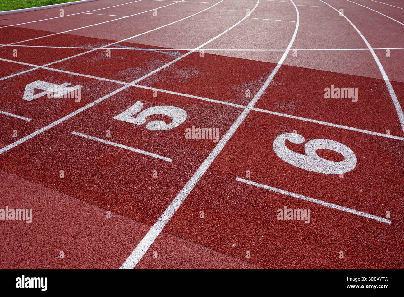 voies de piste de course avec les numéros 4, 5 et 6. piste de course d'athlétisme en caoutchouc avec marquages Banque D'Images