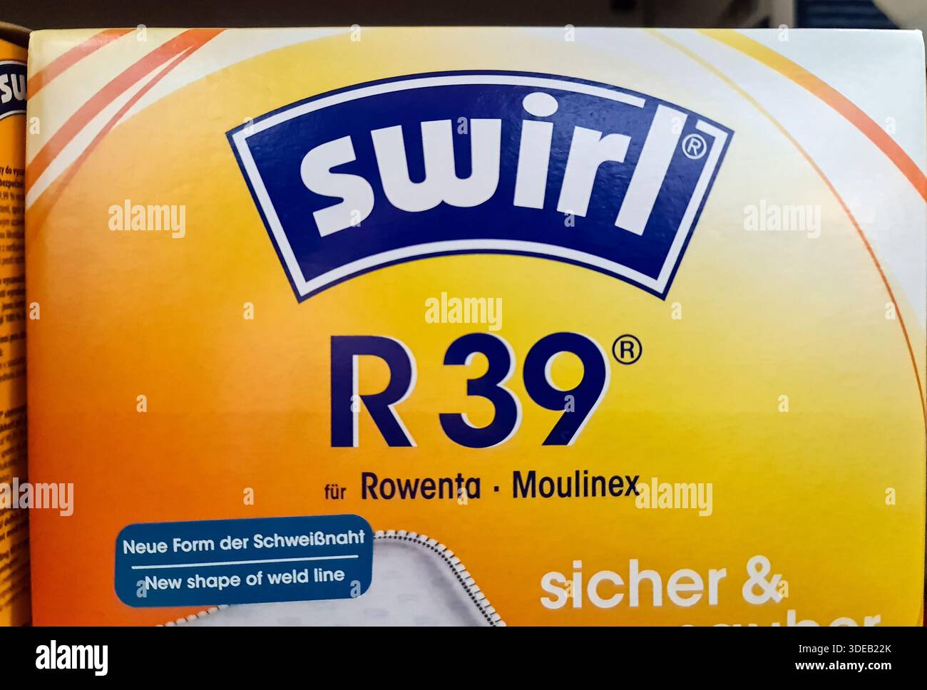 Kiel, Allemagne - 22. Décembre 2025 : emballage du sac pour aspirateur Swirl R 39 montrant les détails de la marque et du produit Banque D'Images