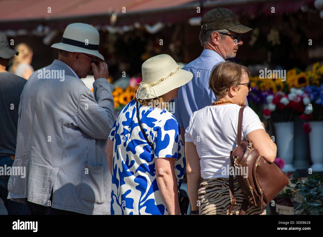 Touristes en vêtements d'été sur Viru tänav à Tallinn, Estonie Banque D'Images