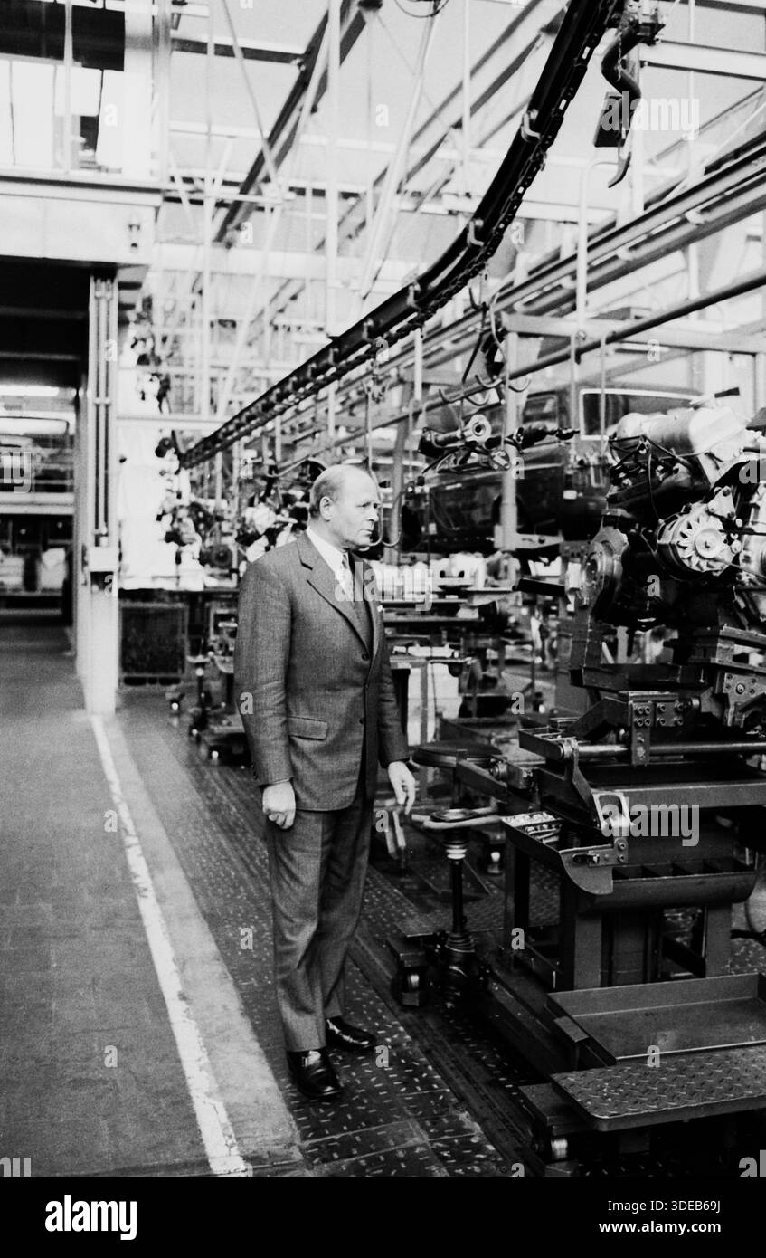 Rudolf Leiding, Vorstand der Audi NSU Auto Union AG, BEI einem Rundgang durch die Fertigung in Ingolstadt im September 1971. Mit prüfendem Blick steht er an der Montagelinie. Banque D'Images