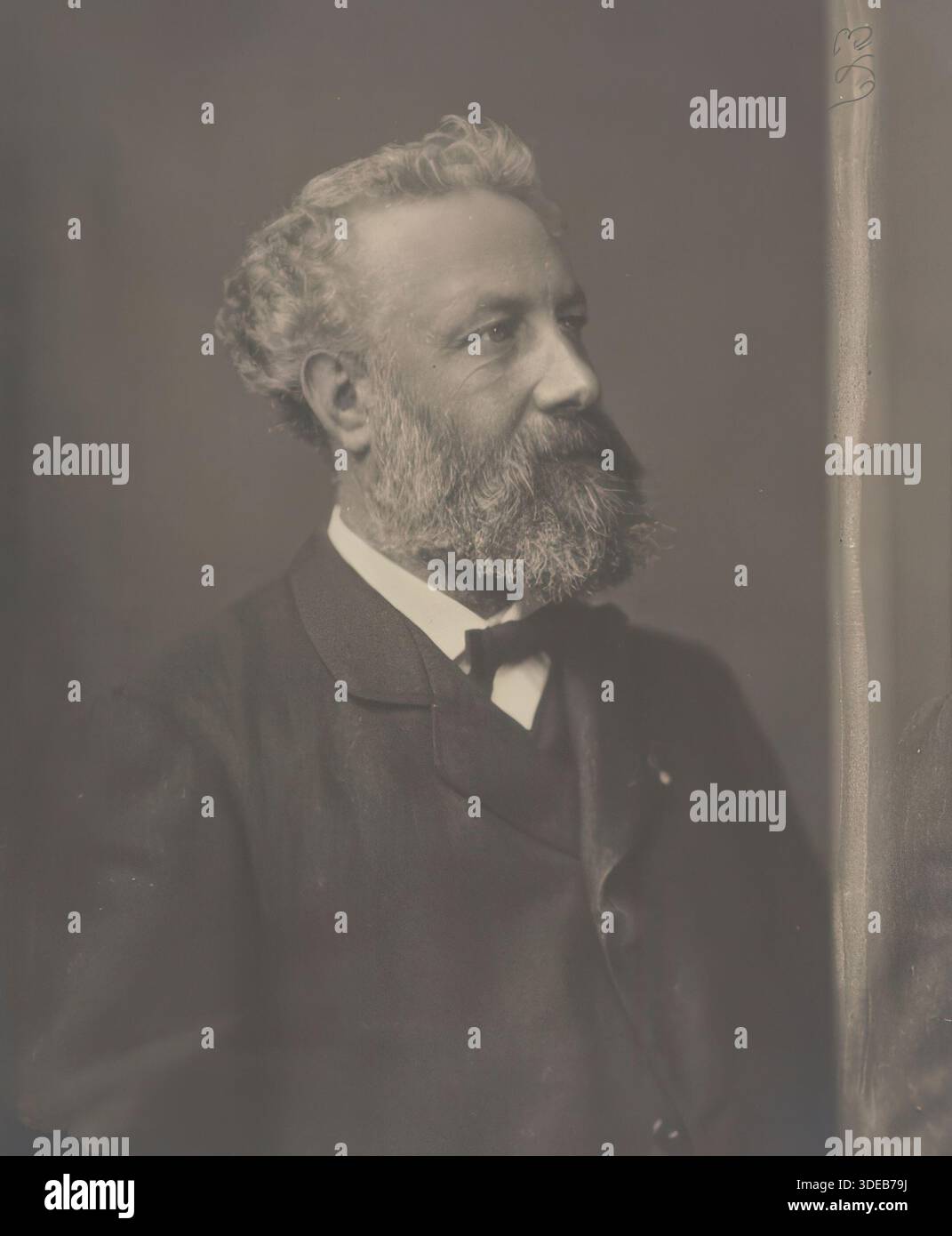 Jules Verne (1828-1905) est un romancier et dramaturge français prolifique largement considéré comme le « père de la science-fiction » pour sa série visionnaire voyages extraordinaires. Portrait par Nadar Banque D'Images