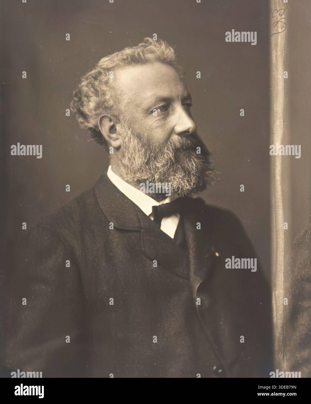 Jules Verne (1828-1905) est un romancier et dramaturge français prolifique largement considéré comme le « père de la science-fiction » pour sa série visionnaire voyages extraordinaires. Portrait par Nadar Banque D'Images