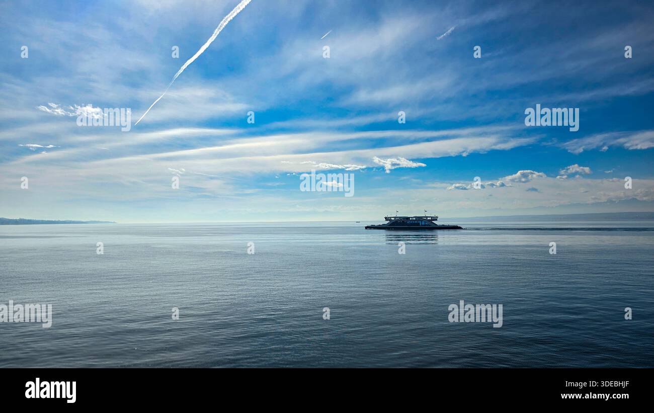 Vue du ferry au milieu du lac de Constance dans le sud de l'Allemagne. Les Alpes suisses et un ciel bleu comme arrière-plan. Banque D'Images