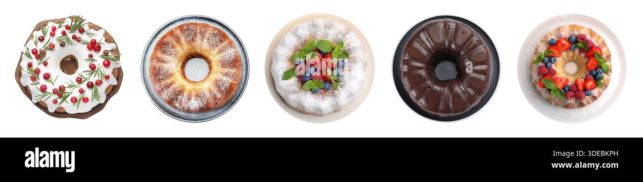 Ensemble de délicieux gâteaux Bundt isolés sur blanc, vue de dessus Banque D'Images