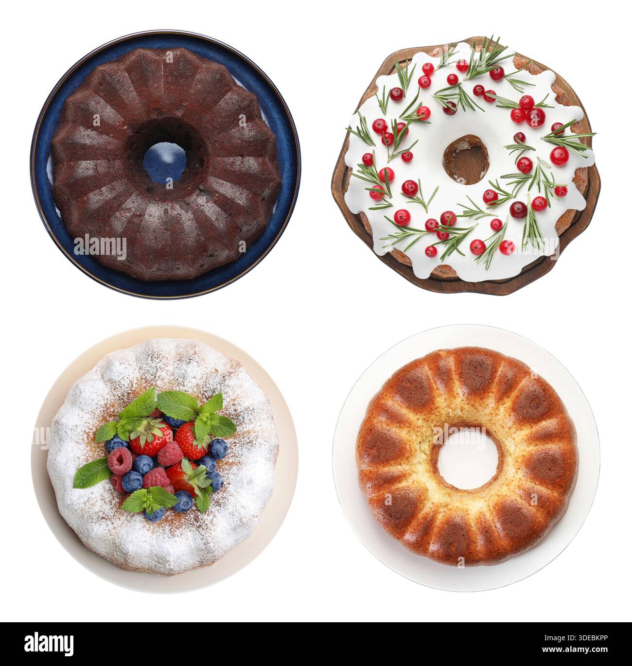 Ensemble de délicieux gâteaux Bundt isolés sur blanc, vue de dessus Banque D'Images