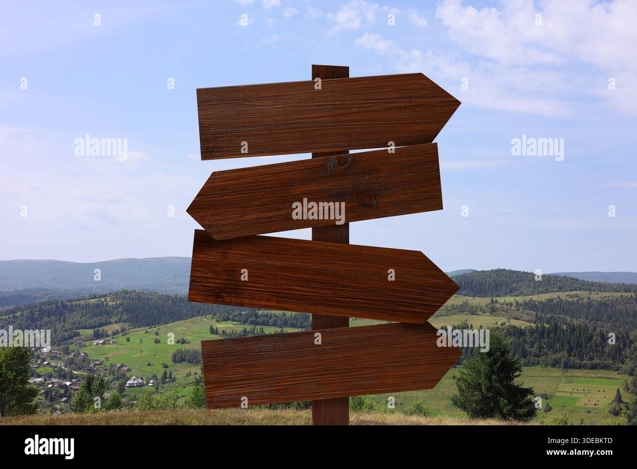 Panneau de signalisation en bois avec des flèches pointant dans différentes directions dans les montagnes Banque D'Images