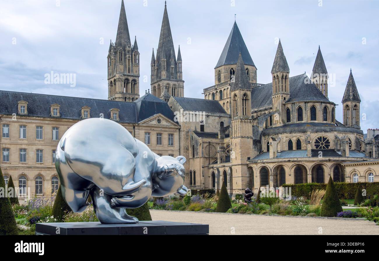 Sculpture le Poursuivi de Michael Bassompierre dans le parc de l'Abbaye Saint-Étienne Caen Normandie France Banque D'Images