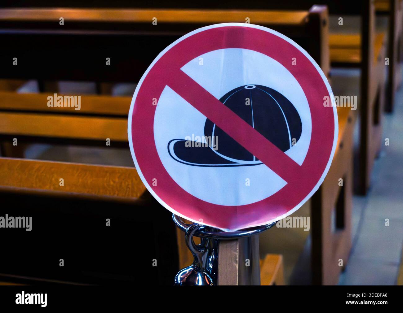 Pas de signe de chapeaux pour hommes dans l'église française Banque D'Images