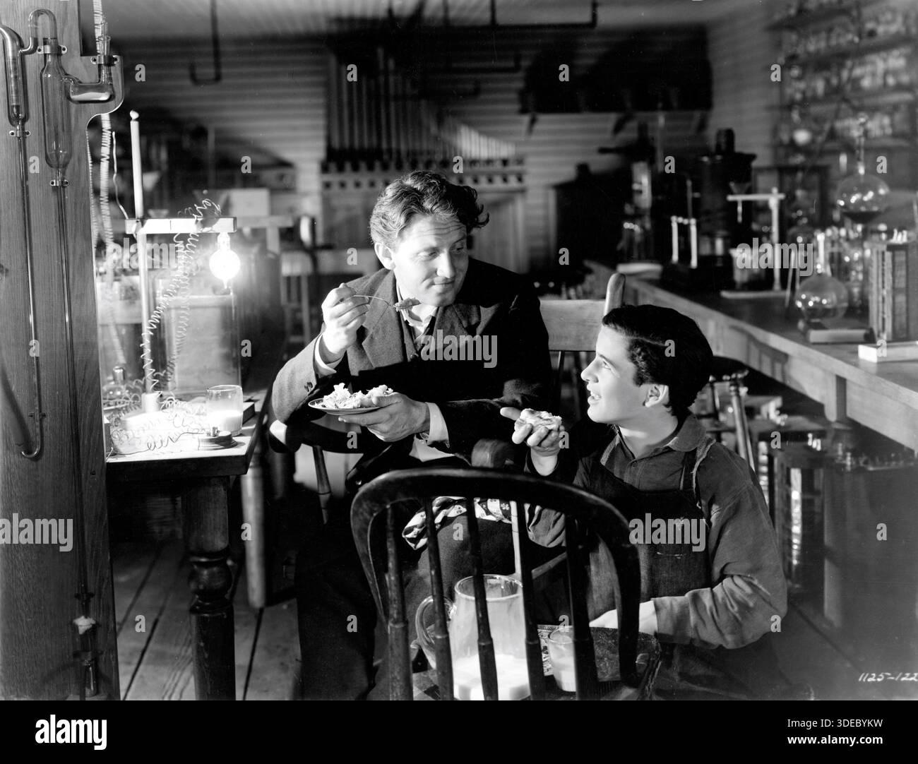 SPENCER TRACY dans le rôle de Thomas Alva Edison et GENE REYNOLDS dans EDISON, THE MAN 1940 réalisateur CLARENCE BROWN Music Herbert Stothart Loew's / Metro Goldwyn Mayer (MGM) Banque D'Images