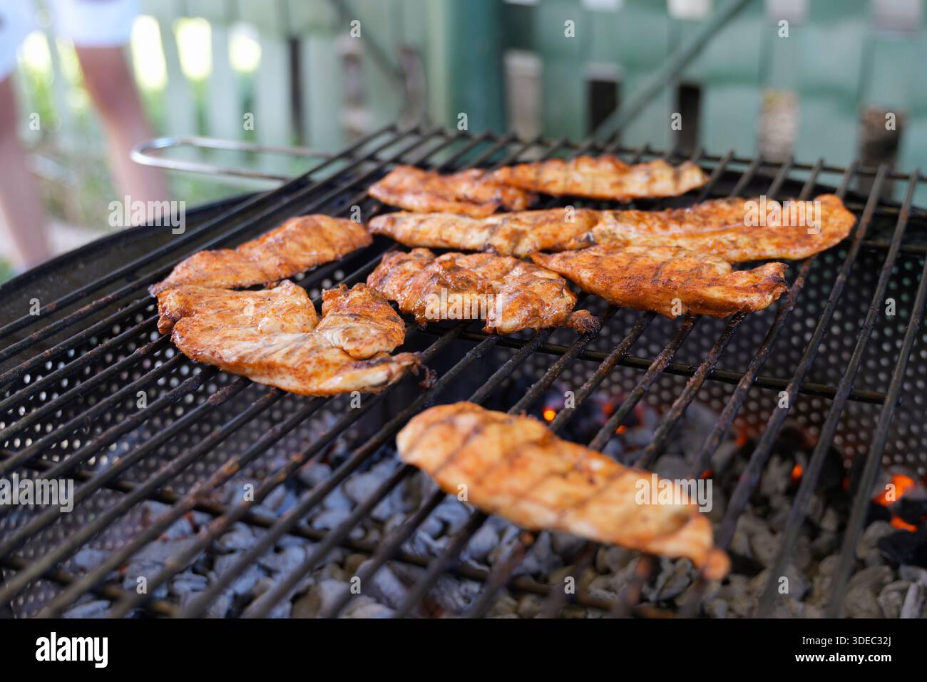 Voyage roumanie transilvania targu mures filets de poulet se préparant sur un grill au charbon de bois chaud pour un repas sain en plein air Banque D'Images