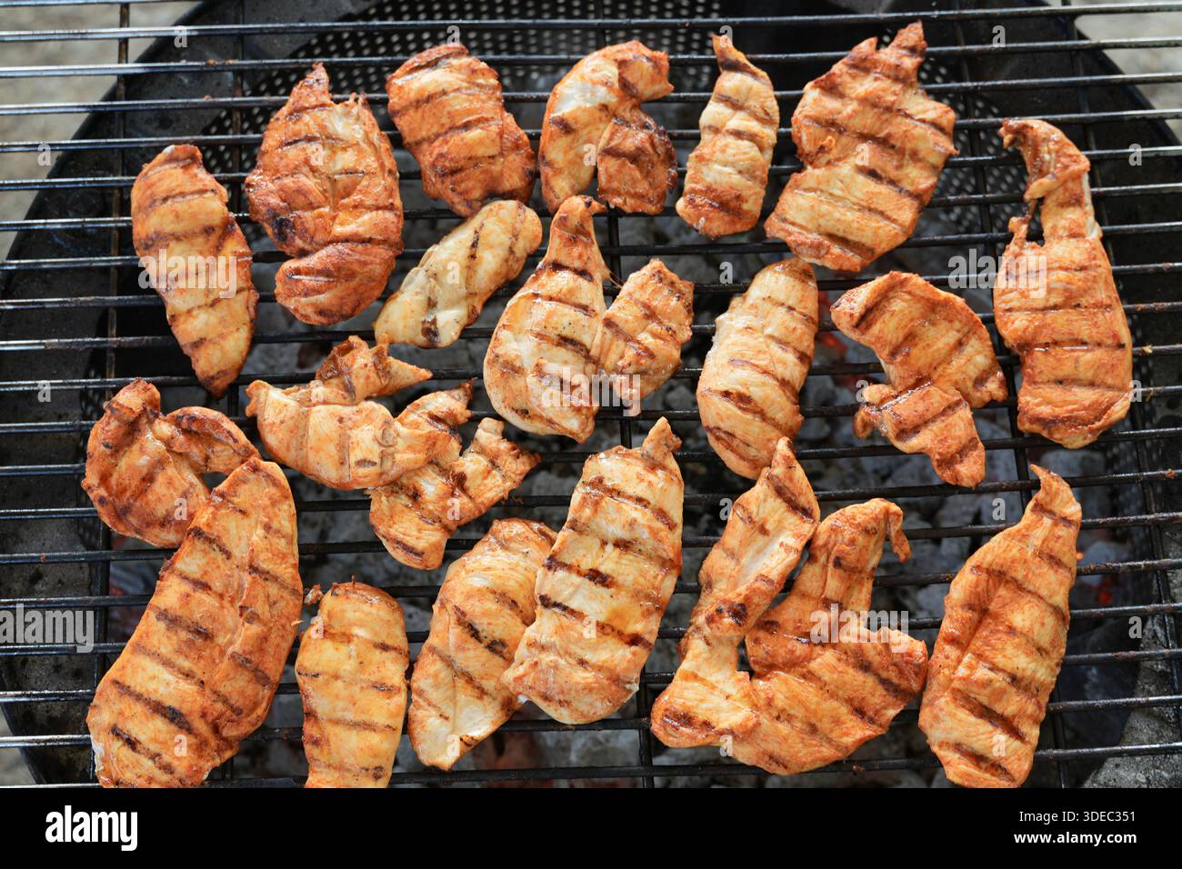 Travel romania transilvania targu mures morceaux de poitrine de poulet avec des marques de barbecue cuisant sur un barbecue au charbon de bois chaud Banque D'Images