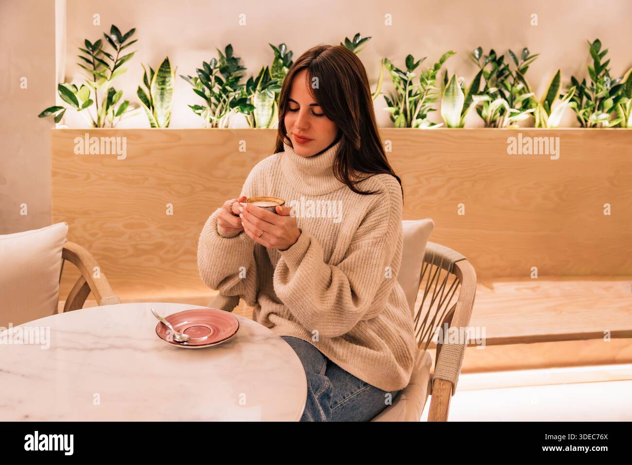 Femme appréciant le café créant une atmosphère de café détendue et confortable Banque D'Images