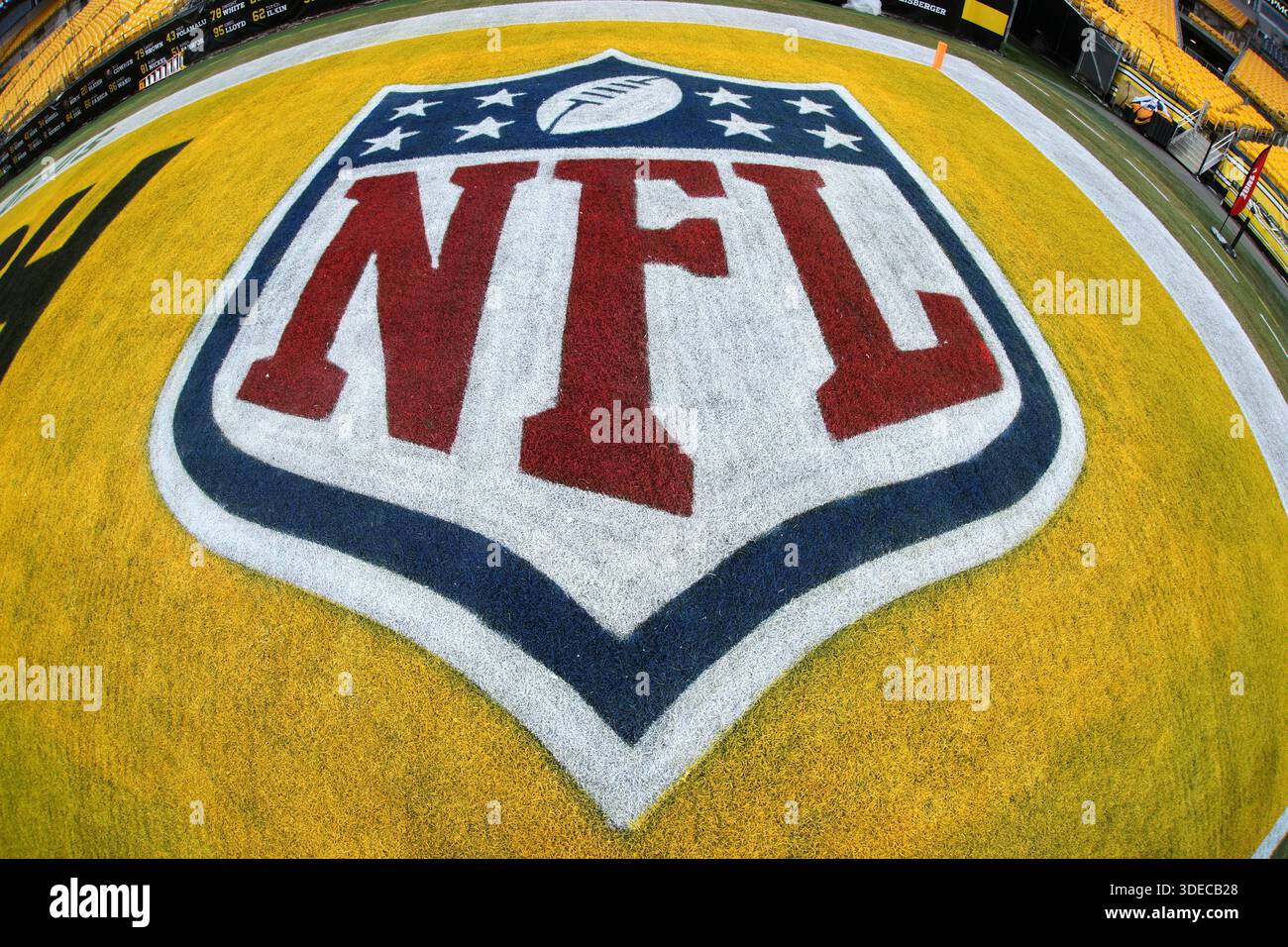 The NFL logo painted in the end zone at Acrisure Stadium before an NFL football game between the Pittsburgh Steelers and the Baltimore Ravens in Pittsburgh Sunday, Jan. 4, 2026. (AP Photo/Gene J. Puskar) Banque D'Images