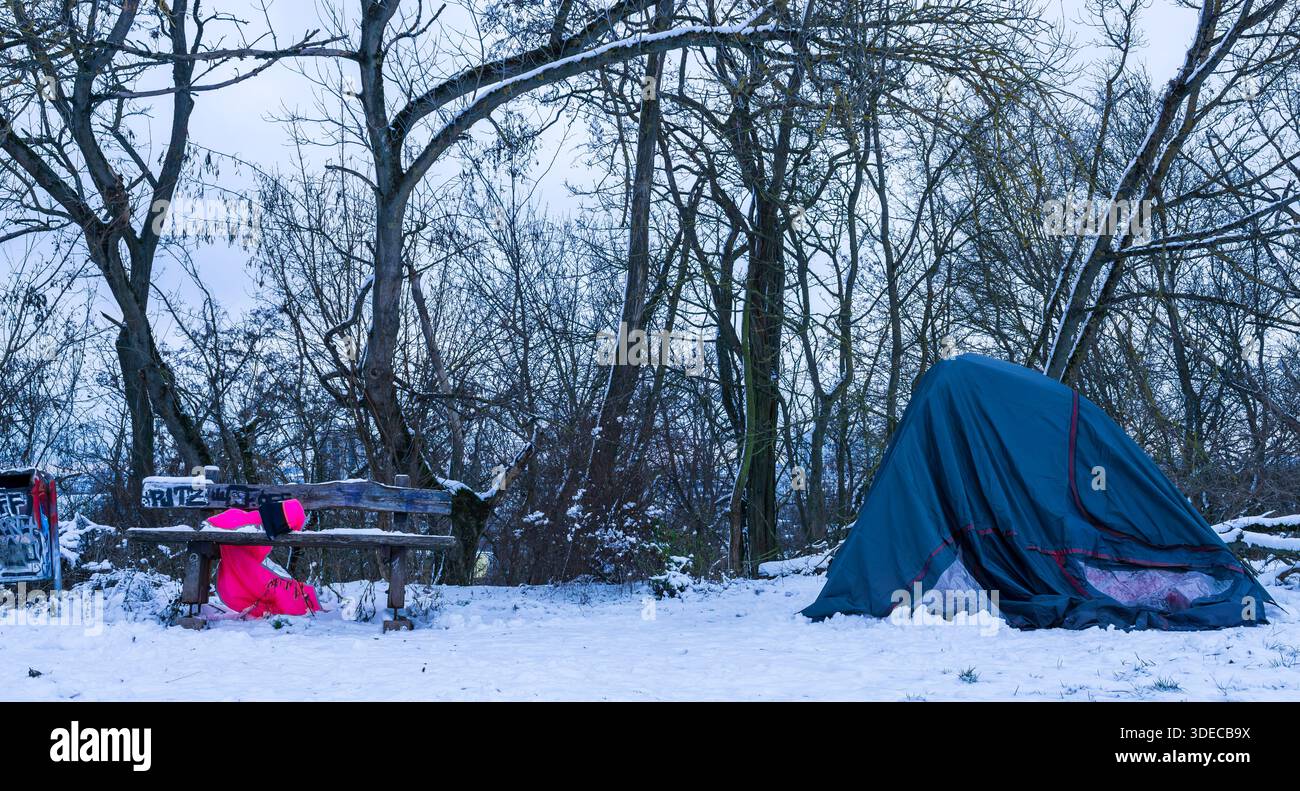 Tente d’un sans-abri sur l’une des collines du Volkspark Prenzlauer Berg à Berlin en hiver. Banque D'Images