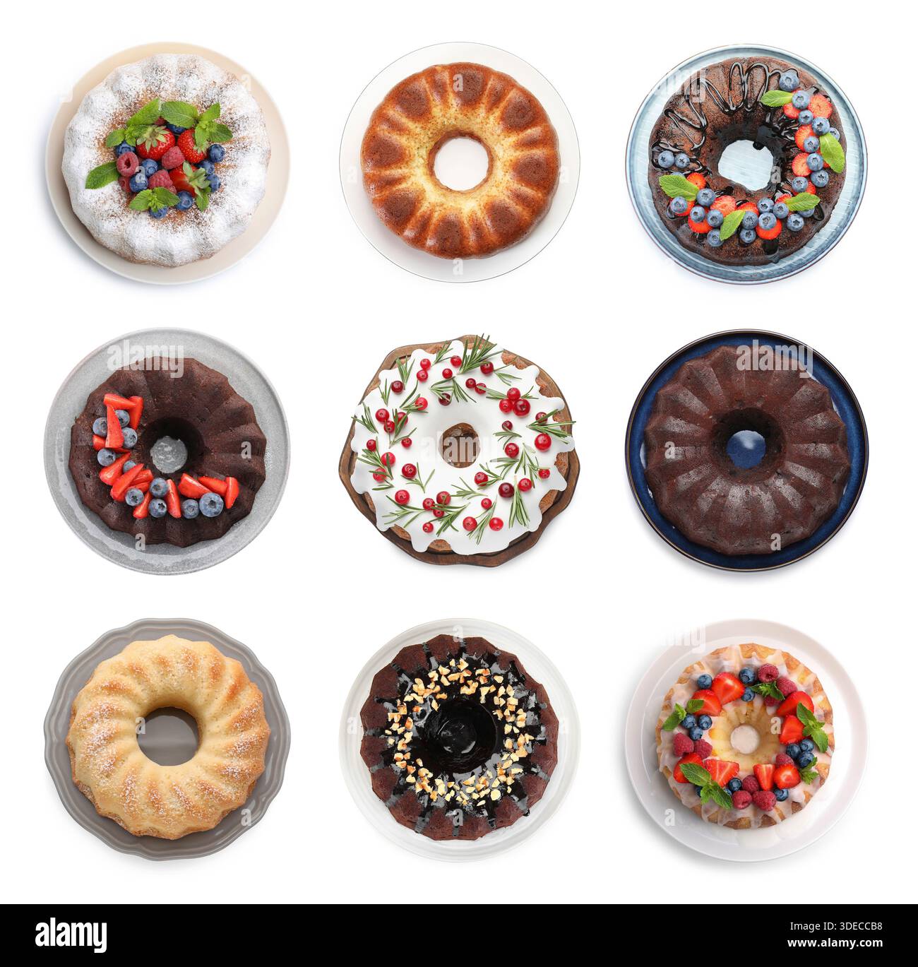 Ensemble de délicieux gâteaux Bundt isolés sur blanc, vue de dessus Banque D'Images