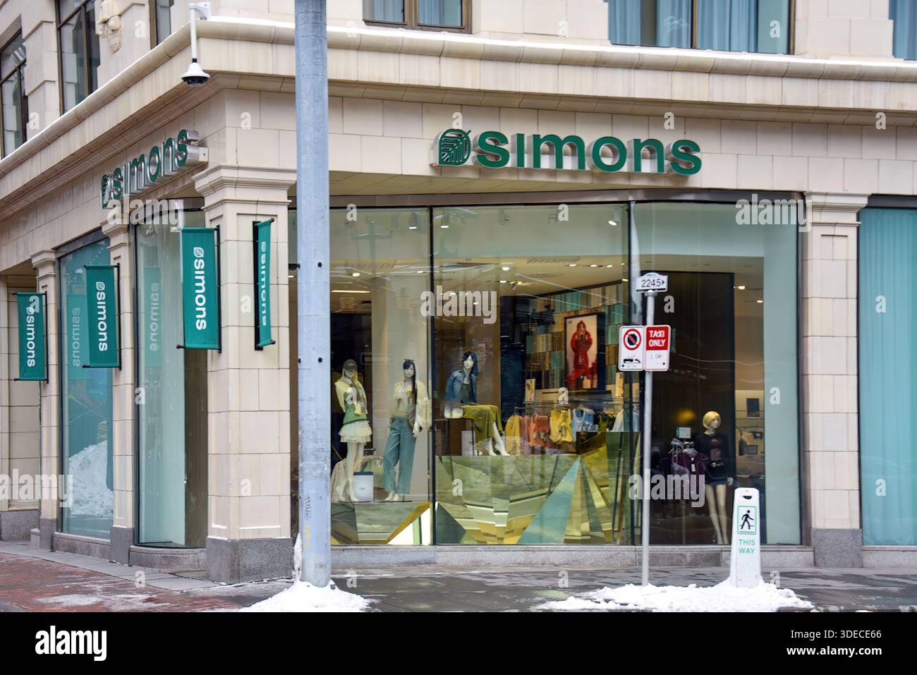 Calgary, Canada - 30 mars 2025 : Joey Restaurant Group situé sur la rue Rideau, avec un grand magasin Simons ci-dessus. Banque D'Images