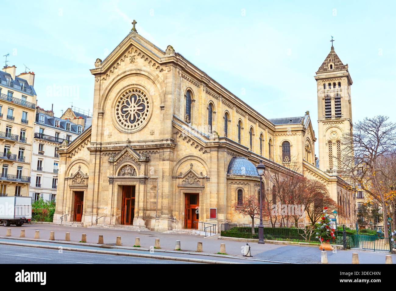 Extérieur de l'Eglise notre-Dame des champs dans le quartier Montparnasse à Paris, architecture d'inspiration romane et clocher. Façade en pierre d'église Banque D'Images