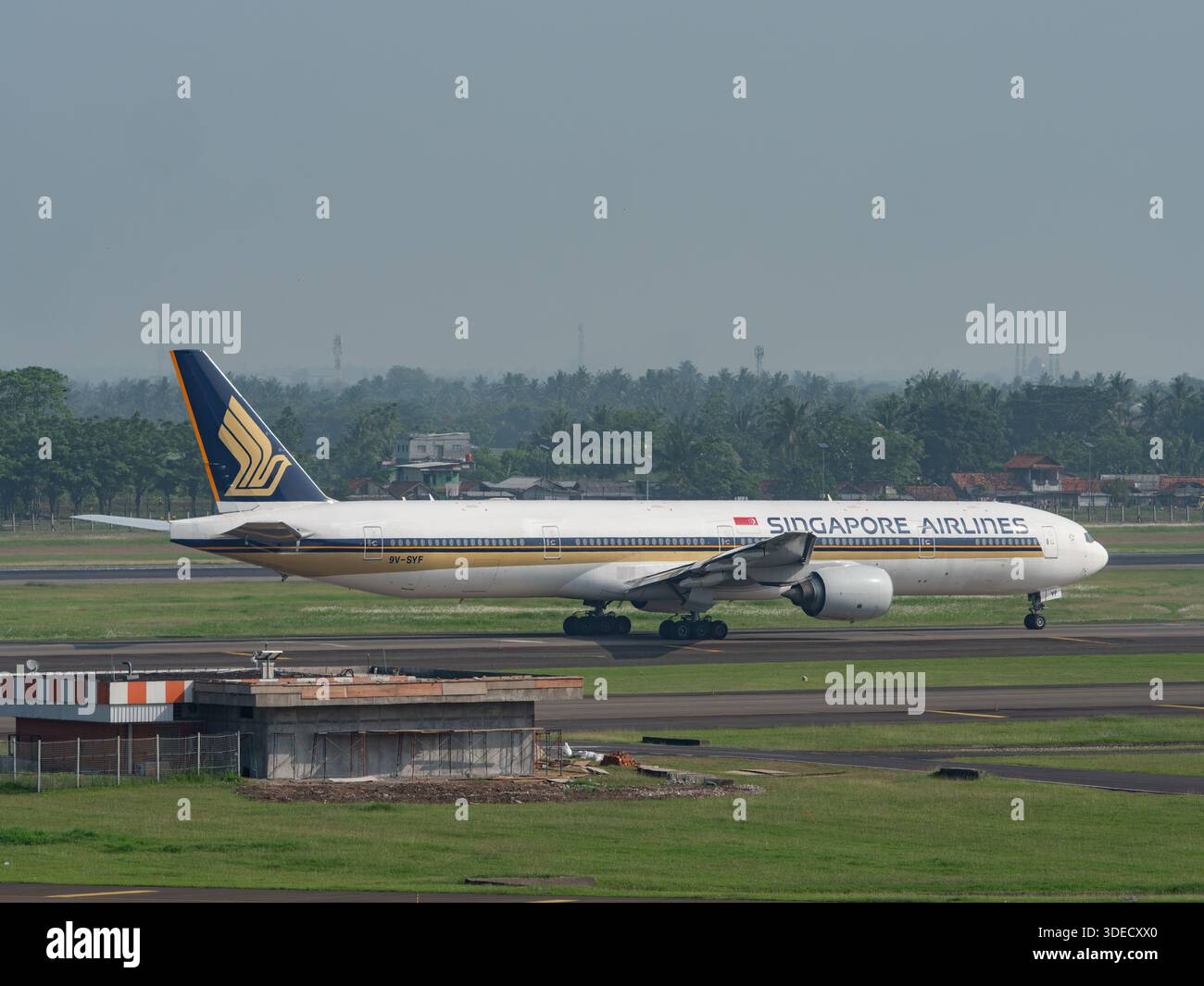 Jakarta, Indonésie - 25 octobre 2017 : le Boeing 777-300 de Singapore Airlines roule à l'aéroport international Soekarno-Hatta de Jakarta, Indonésie. Banque D'Images