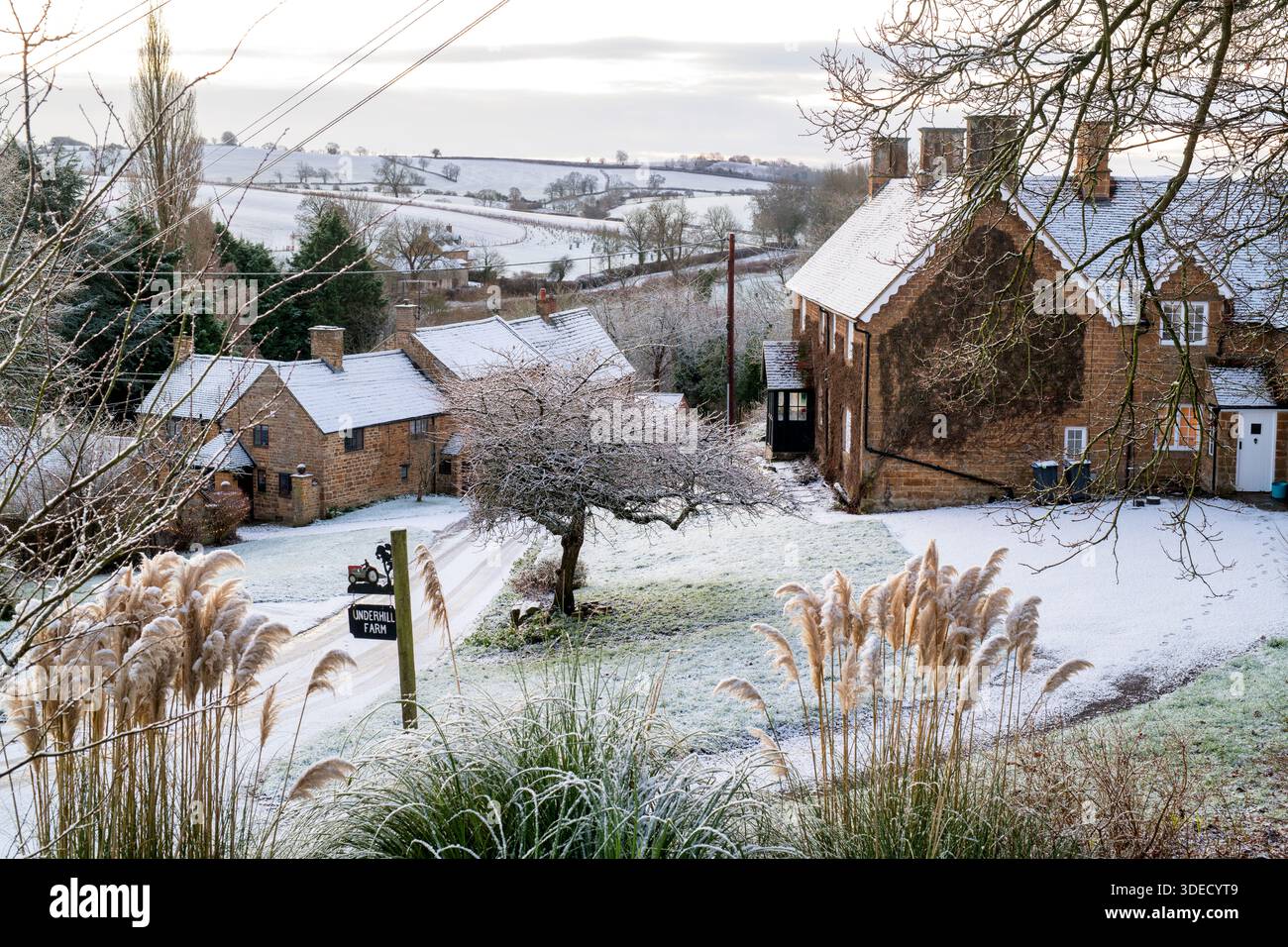 Winderton village dans la neige d'hiver. Winderton, Cotswolds, Warwickshire, Angleterre Banque D'Images