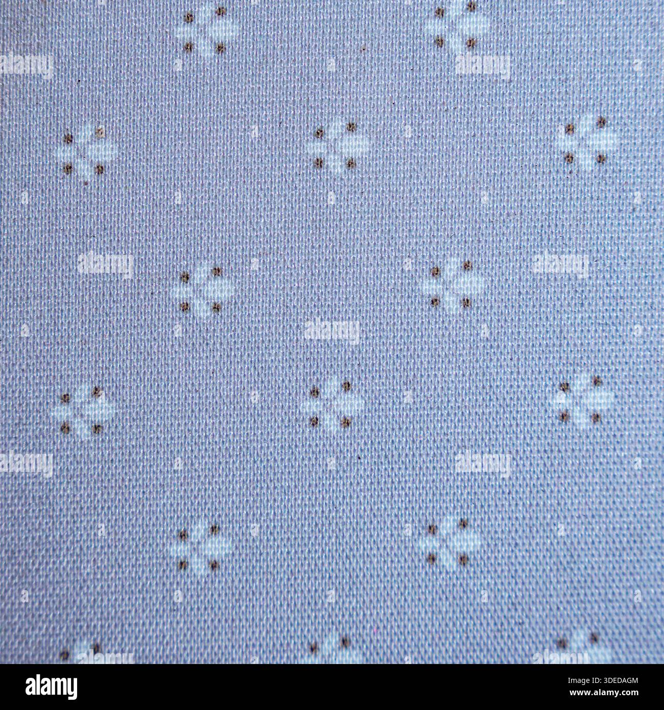 Fond textile bleu clair avec un joli motif d'impression de pattes blanches pour les amateurs d'animaux de compagnie, la couture et les projets d'artisanat. Banque D'Images