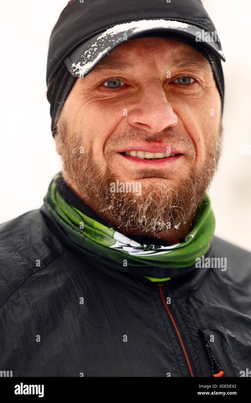 Homme souriant dans l'équipement de sports d'hiver prêt pour l'activité de plein air Banque D'Images