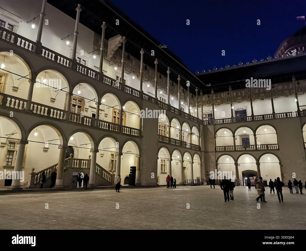 La cour Renaissance du château de Wawel brille par une soirée hivernale fraîche à Kraków - des arches historiques, des lumières et l'architecture royale de Pologne à son meilleur Banque D'Images